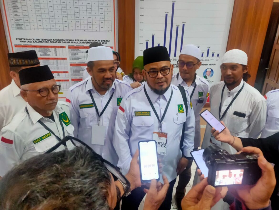Ketua DPW PBB Provinsi Kalsel H Ismail Iberahim menyampaikan keterangan pers usai penyerahan berkas bacaleg yang diterima KPU Kalsel.(foto : sophan/brt)