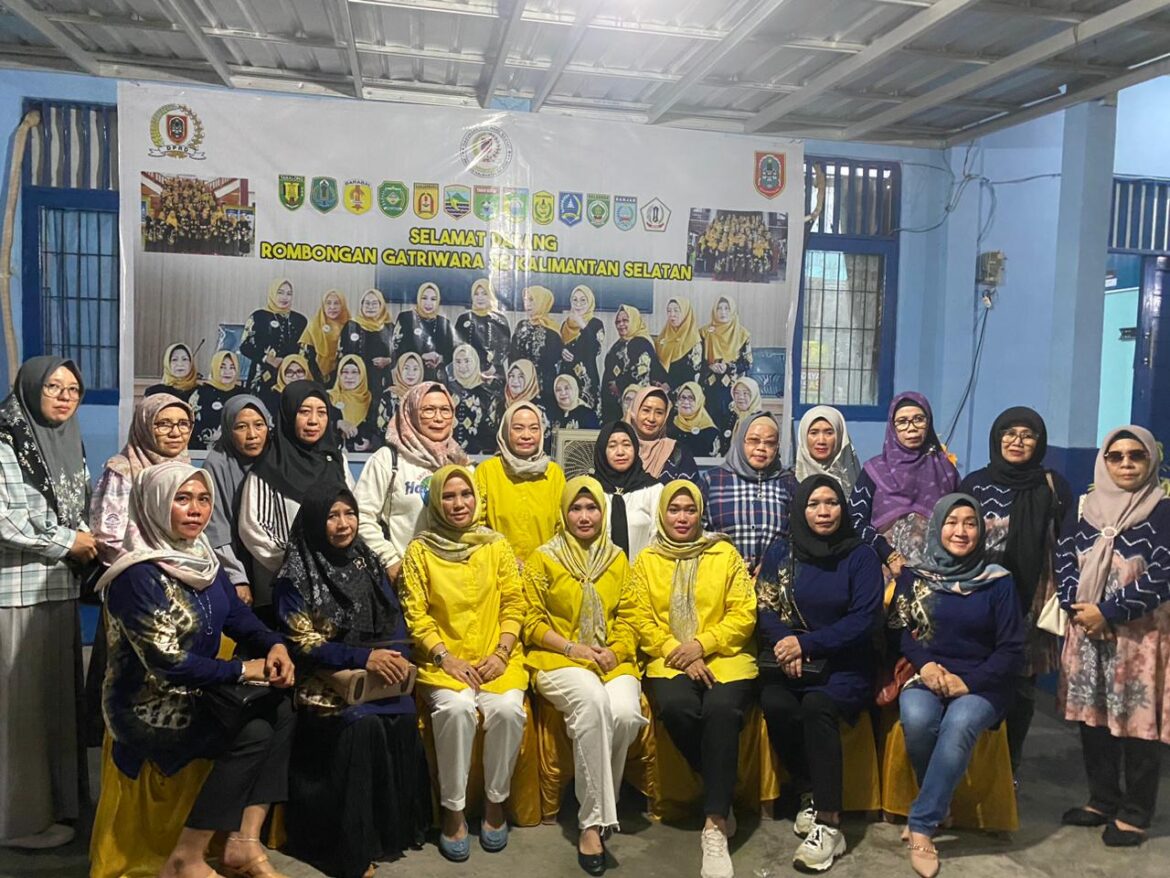 Rombongan Gatriwara Kalsel foto bersama disela acara Gala Dinner di Pelabuhan Perikanan Kotabaru.(foto : ist)