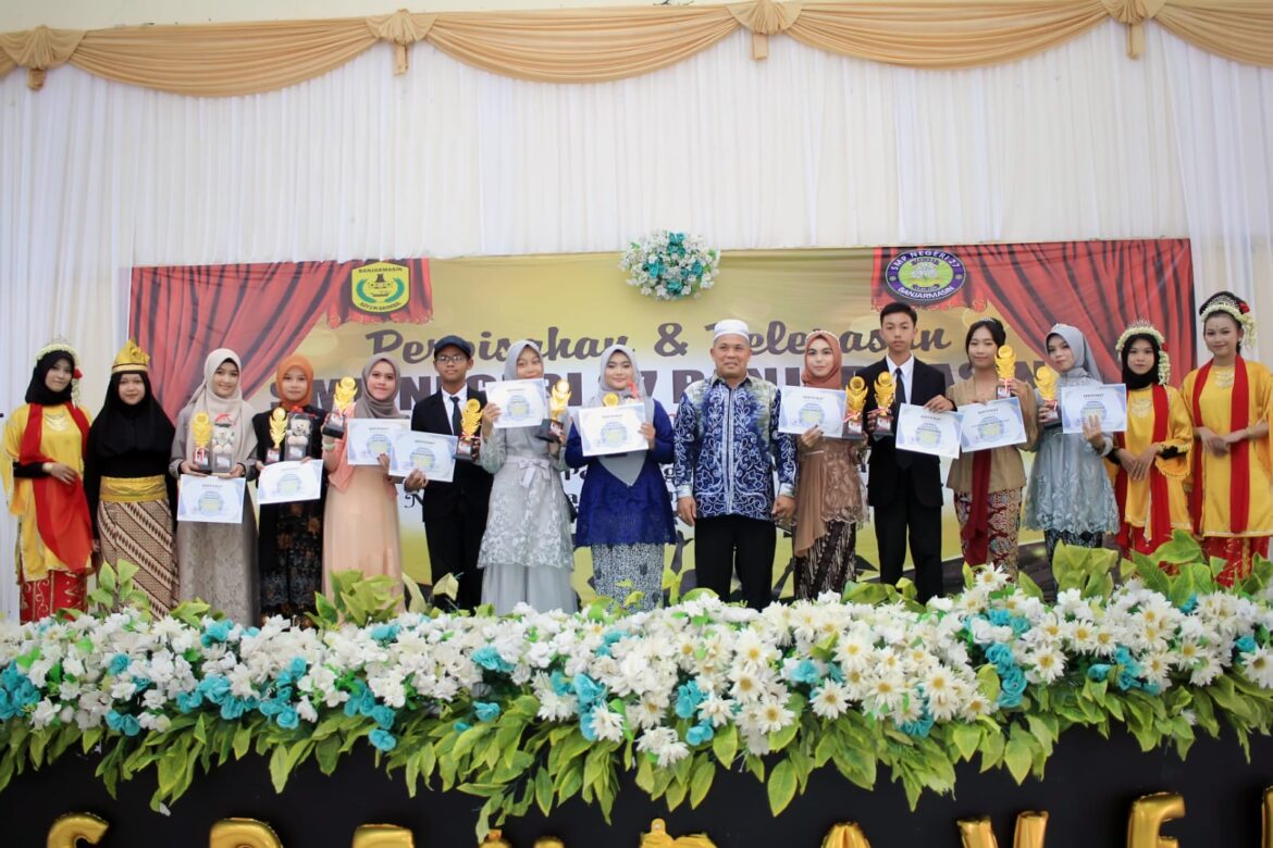 Siswa yang diumumkan berprestasi, diberikan penghargaan di SMPN 27 Banjarmasin (foto:ist)