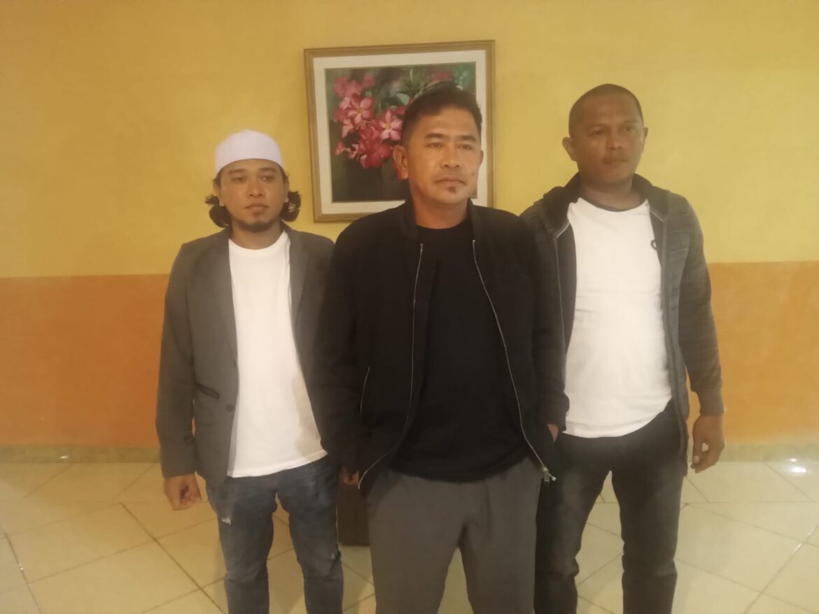 Ketua dan pengurus DPD Pembela Kesatuan Tanah Air (PEKAT) Indonesia Bersatu (IB) Kota Banjarmasin H Suriansyah didampingi pengurus lainnya     (Foto Istimewa)                             