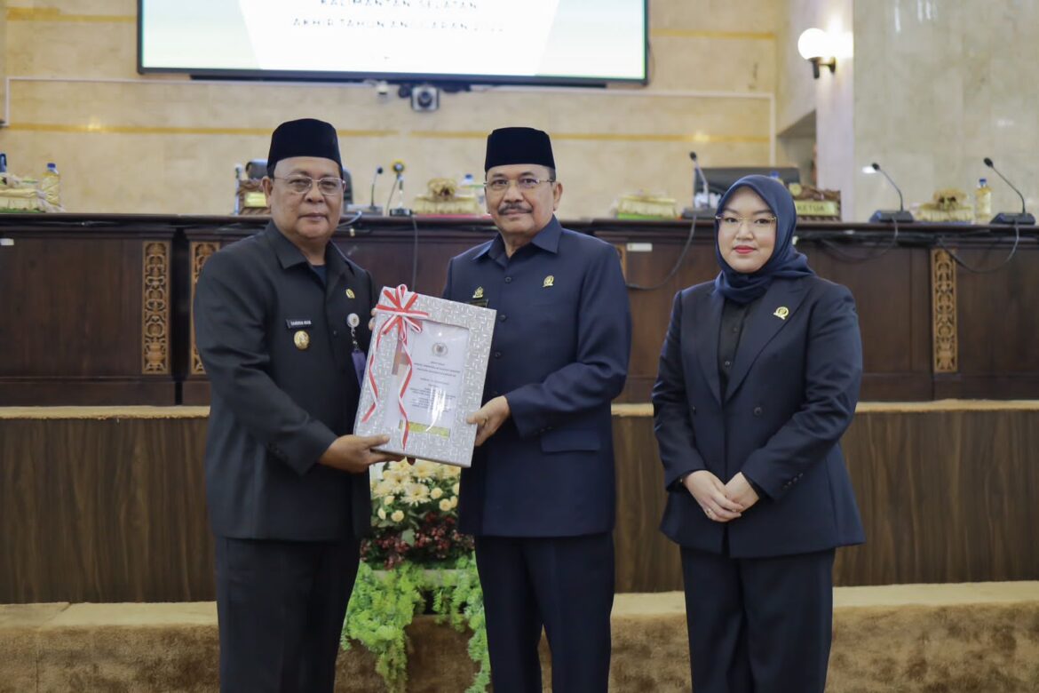 Gubernur Kalsel H Sahbirin Noor menerima dokumen laporan hasil rekomendasi LKPj Kepala Daerah Tahun Anggaran 2022 yang diserahkan oleh Ketua DPRD Provinsi Kalsel DR (HC) H Supian HK, SH MH didampingi Wakil Ketua DPRD Provinsi Kalsel Hj Karmila.(foto : humasdprdkalsel)