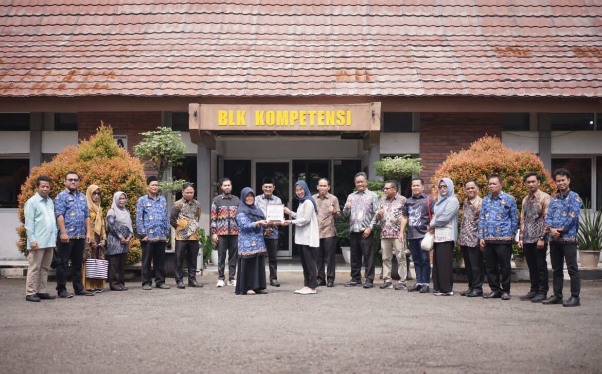Rombongan Komisi IV DPRD Provinsi Kalsel bersama Disnakertrans Provinsi Kalsel melaksanakan studi tiru ke BLK Provinsi Jabar di Bekasi dan Disnakertrans Provinsi Jabar.(foto : humasdprdkalsel)