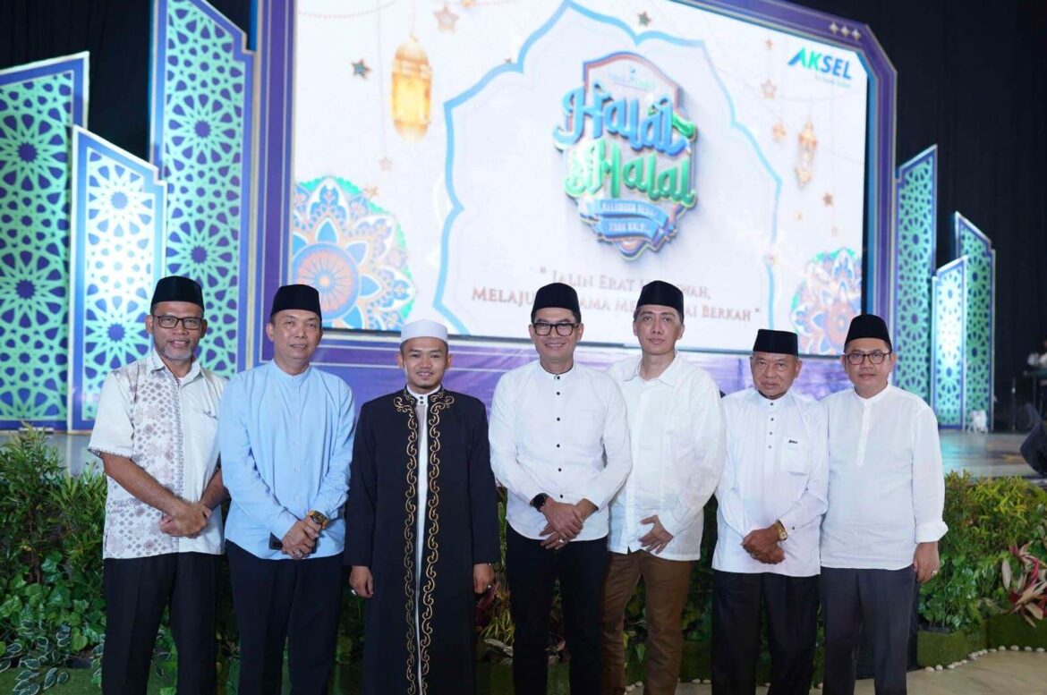 Plt Direktur Utama Bank Kalsel, Fachrudin bersama Komisaris Utama Independen Bank Kalsel, Dr. Hatmansyah, M.E dalam gelaran Halal Bi Halal Bank Kalsel, bertema ‘Jalin Erat Ukhuwah, Melaju Bersama Menggapai Berkah’. (foto:istimewa)
