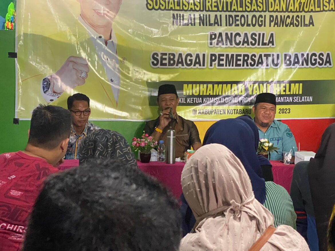Wakil Ketua Komisi II DPRD Provinsi Kalsel Muhammad Yani Helmi menggelar Sosialisasi Revitalisasi dan Aktualisasi Nilai-Nilai Ideologi Pancasila di Desa Sebatung Kecamatan Pulau Laut Sigam Kabupaten Kotabaru.(foto : ist)