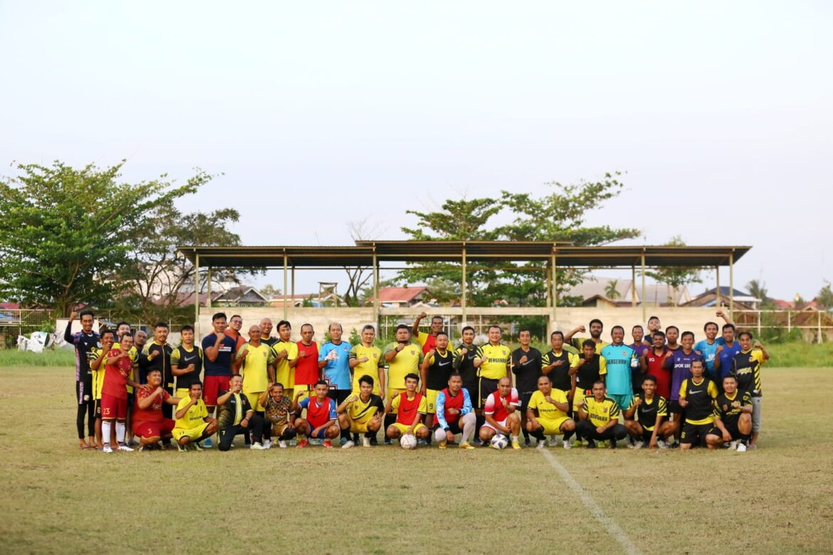 Tim sepakbola Dispora Kalsel saat melakoni Fun Game, Senin (29/5/2023) di Lapangan Kayu Tangi Banjarmasin. (foto: Tolah/brt)