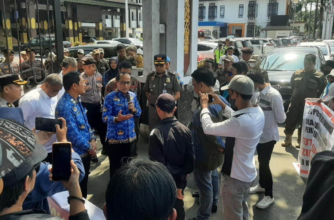 Asisten I Bidang Pemerintahan dan Kesejahteraan Masyarakat, dr Machli Riadi, menghadapi demonstran di Balai Kota, Senin (22/5/2023)