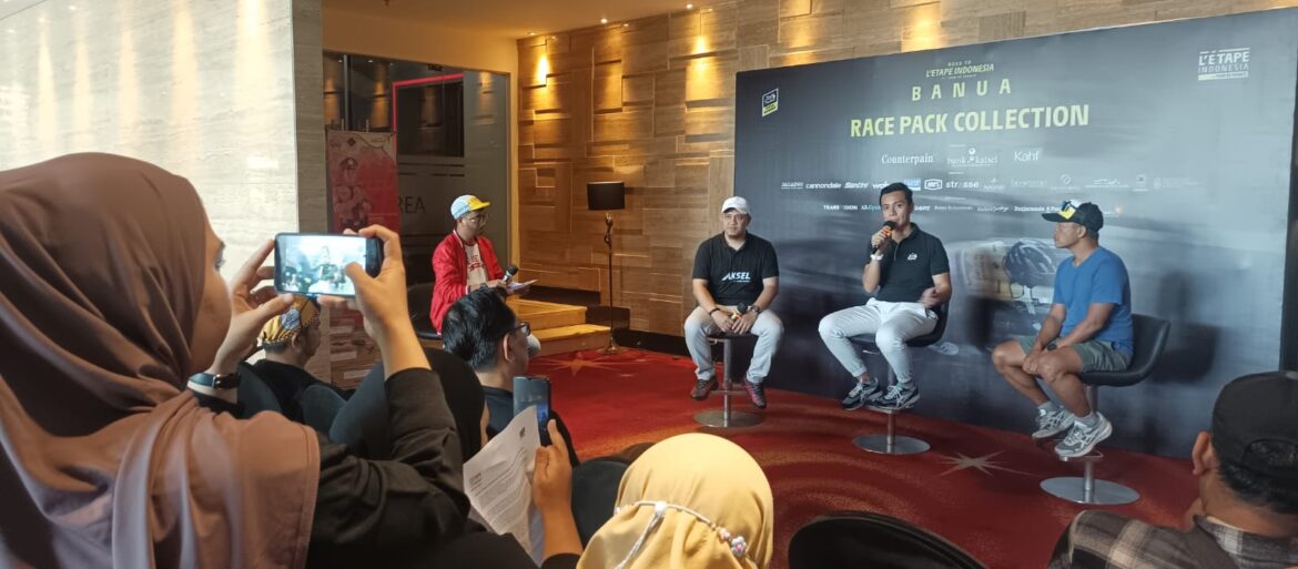 Panitia pelaksana Road to L'Etape Indonesia by Tour de France-Banua saat siaran pers, Sabtu (6/5/2023) di Hotel Galaxy Banjarmasin. (foto: Tolah/brt)