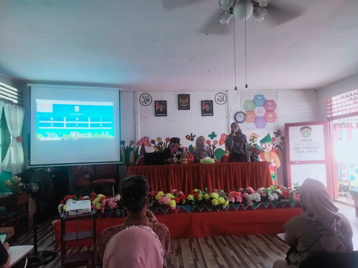Kepala sekolah SDN Seberang Masjid 1 Nana Lestari SPd (tengah) didampingi wali kelas VI a,b, dan c saat rapat sosialiasi USBD.