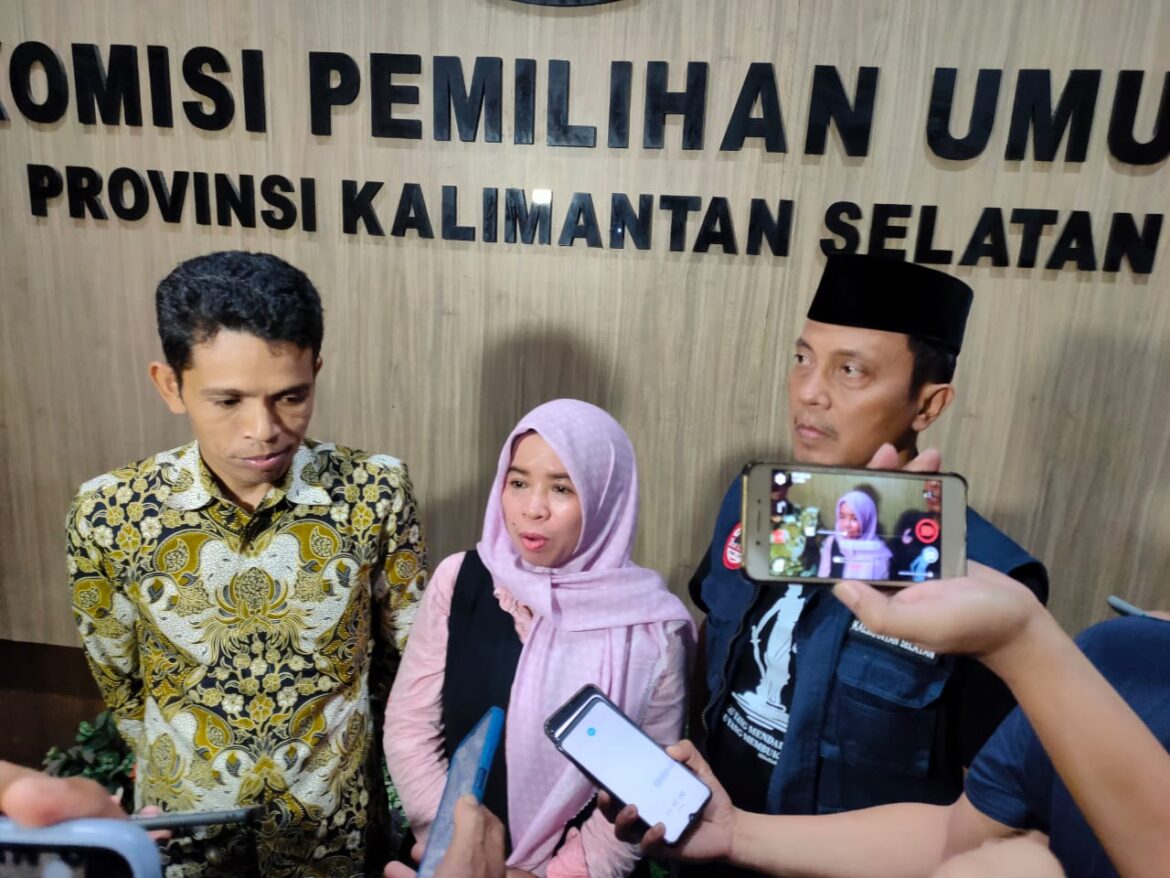 Tiga Komisioner KPU Kalsel saat menyampaikan hasil pendaftaran balon DPD RI dan 18 partai politik sejak dibuka pada 1 hingga 14 Mei 2023.(foto : sophan/brt)