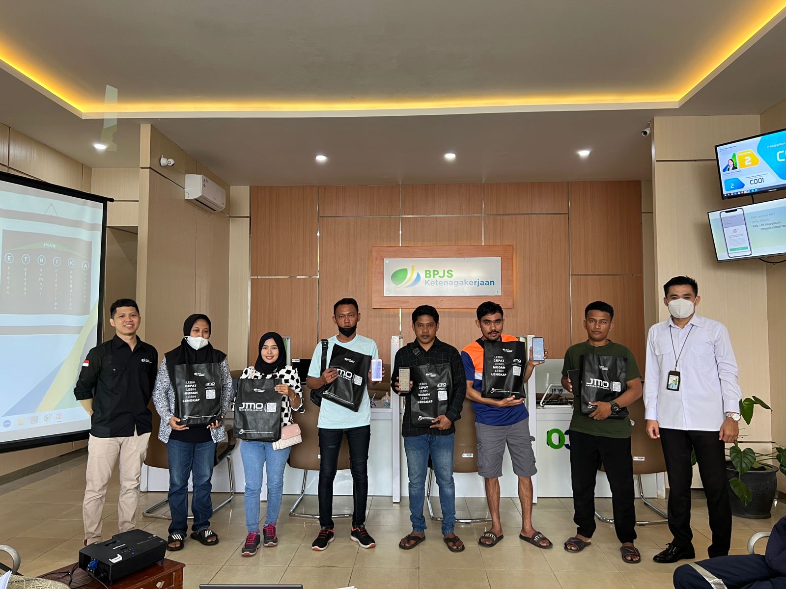 Para pekerja yang datang ke Kantor BPJS Ketenagakerjaan Tanbu saat menikmati snack yang dibagikan sambil menunggu urusan atau klaim, Kamis (4/5/2023).(foto : ist)