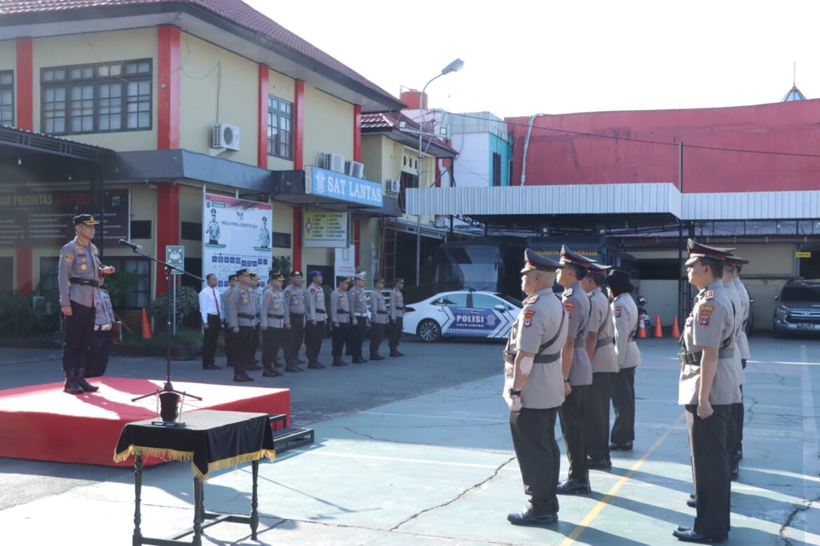 UPACARA SERTIJAB-Kapolresta Banjarmasin Kombes Pol Sabana Atmojo Martosumito saat memimpin sertijab empat perwira di jajarannya,  Senin (15/5/2023) pagi. (foto:ist)