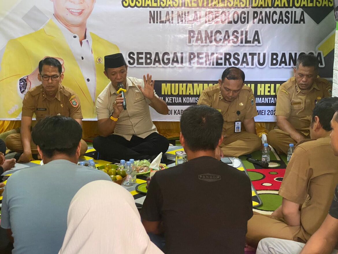 Wakil Ketua Komisi II DPRD Provinsi Kalsel Muhammad Yani Helmi melaksanakan kegiatan Sosialisasi Revitalisasi dan Aktualisasi Nilai-Nilai Idelogi Pancasila di Desa Hidayah Makmur Kecamatan Simpang Empat Kabupaten Tanah Bumbu. (foto : ist)