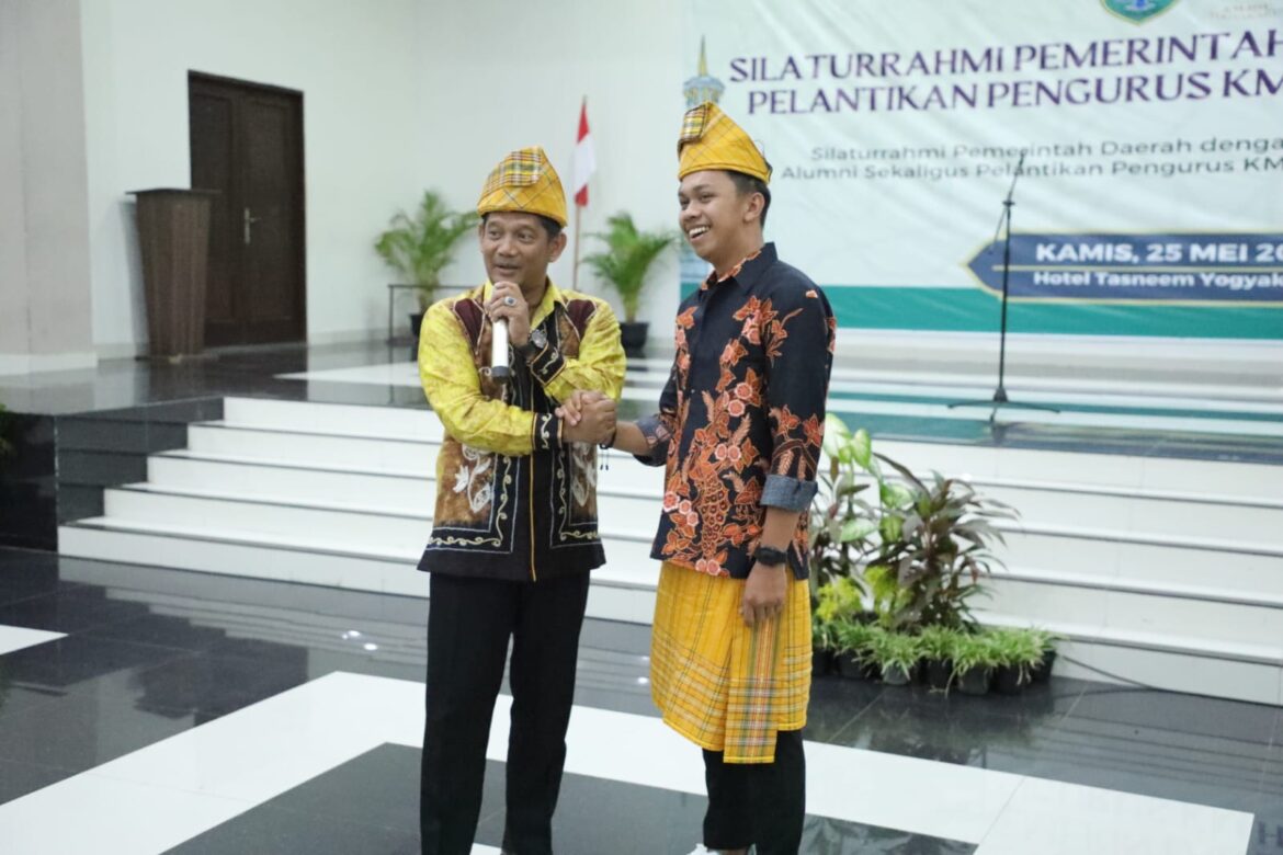 Hadiahkan Kain Tenun Sari Gading, Tandai Pelantikan KM-HSU Yogyakarta