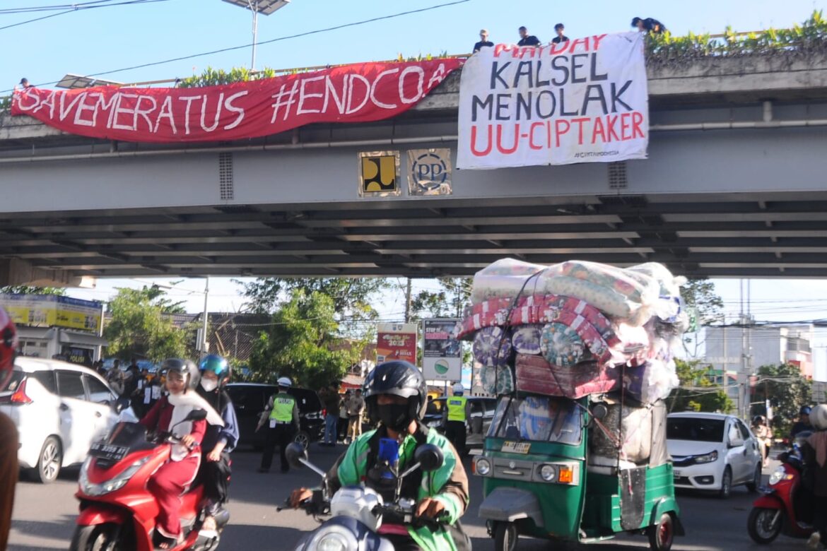 Ratusan gabungan mahasiswa yang menamakan diri Rakyat Kalimantan Selatan, menggelar demonstrasi dan membentangkan spanduk dalam peringatan Hari Buruh Internasional atau May Day di fly over, Banjarmasin, Senin (1/5/2023). (foto : iman satria/brt)