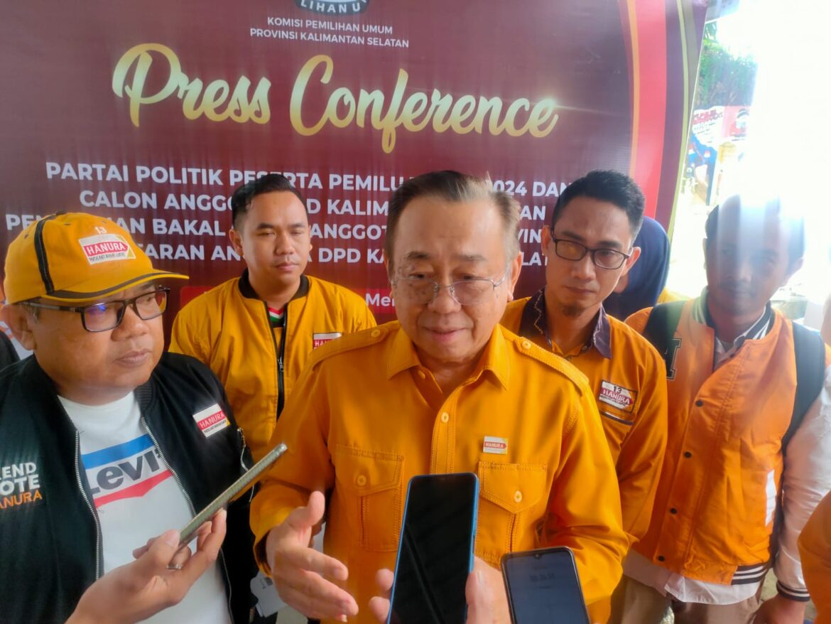 Ketua DPD Partai Hanura Provinsi Kalsel Drs H Abdul Munasib menyampaikan keterangan pers usai penyerahan berkas bacaleg yang diterima oleh KPU Kalsel.(foto : sophan/brt)
