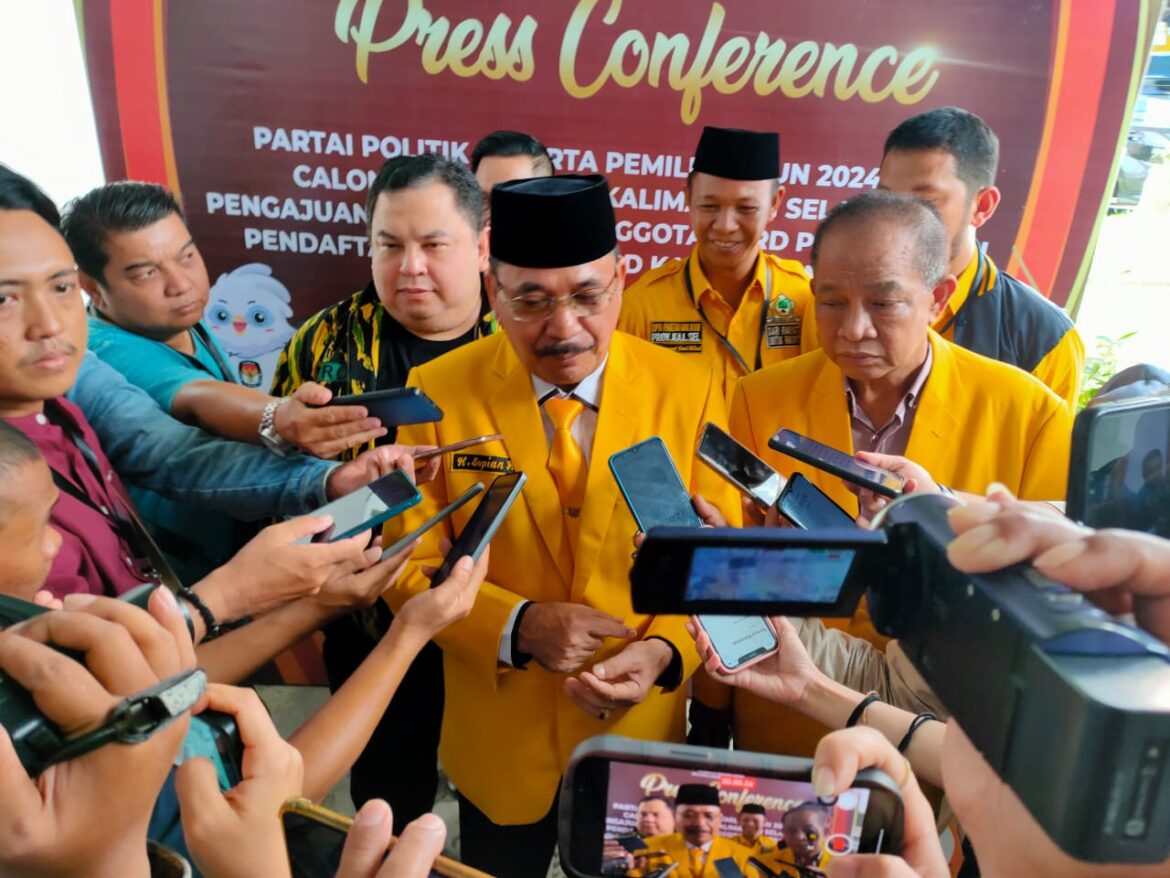 Sekretaris DPD Partai Golkar Provinsi Kalsel DR (HC) H Supian HK, SH MH didampingi sejumlah bacaleg provinsi saat menyampaikan keterang pers usai menyerahkan berkas pendaftaran bacaleg ke KPU Kalsel.(foto : sophan/brt)