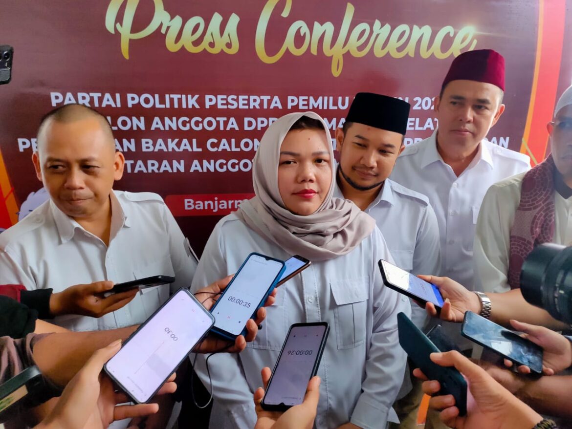 Ketua DPD Partai Gerindra Provinsi Kalsel Hj Mariana menyampaikan keterangan pers usai penyerahan berkas bacaleg yang diterima KPU Kalsel.(foto : sophan/brt)
