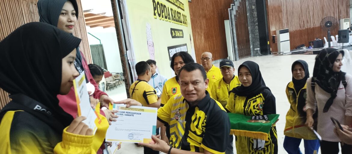 Kadispora Kalsel Hermansyah mengalungkan medali saat Popda Kalsel 2013. (foto: Tolah)