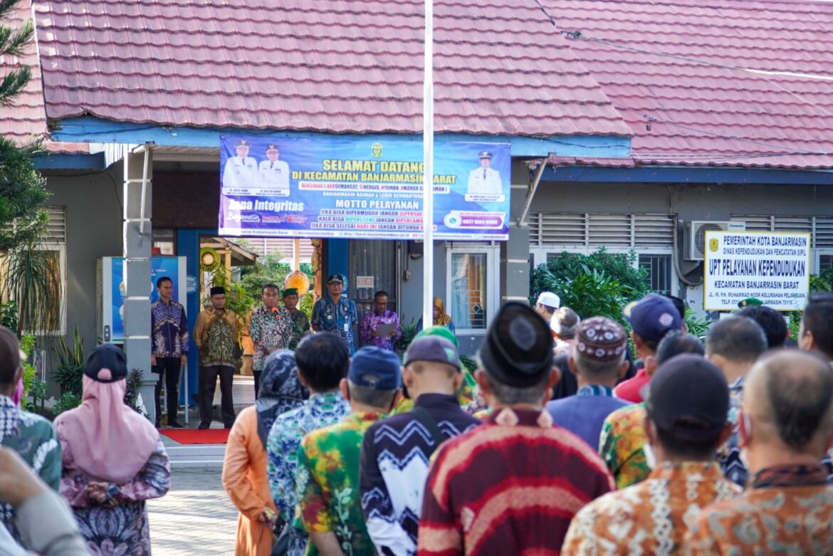 Apel gabungan pejabat RT, RW, Lurah, Babinsa, Babinkamtibnas dan masyarakat di Kantor Kecamatan Banjarmasin Barat