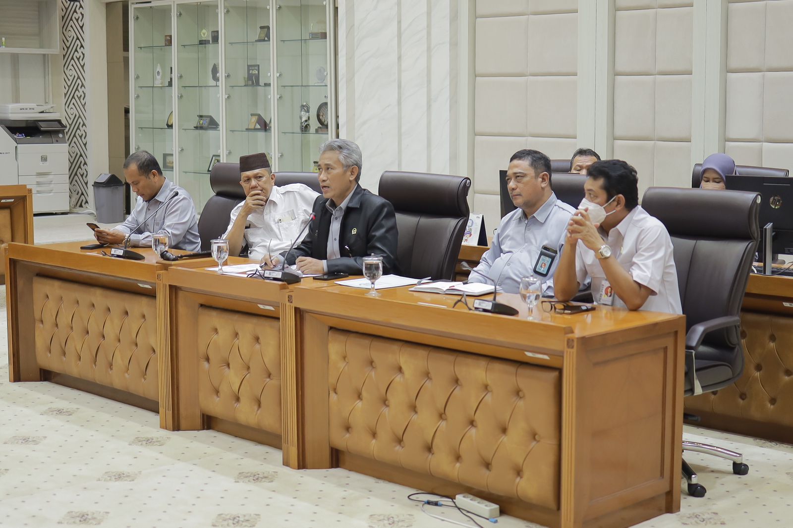 Kepala Biro Pemberitaan Setjen DPR RI Indra Fahlevi beserta jajaran didampingi anggota Komisi II DPR RI asal Kalsel Difriadi Drajat yang menerima kedatangan rombongan Sekretariat DPRD Provinsi Kalsel dan anggota Pressroom DPRD Provinsi Kalsel.(foto : humasdprdkalsel)