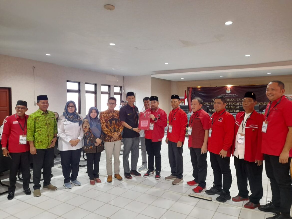 Ketua DPD PDI Perjuangan Provinsi Kalsel Muhammad Syaripuddin didampingi sejumlah petinggi partai dan calegnya menyampaikan secara resmi pendaftaran seluruh calegnya ke KPU Kalsel.(foto : ist)