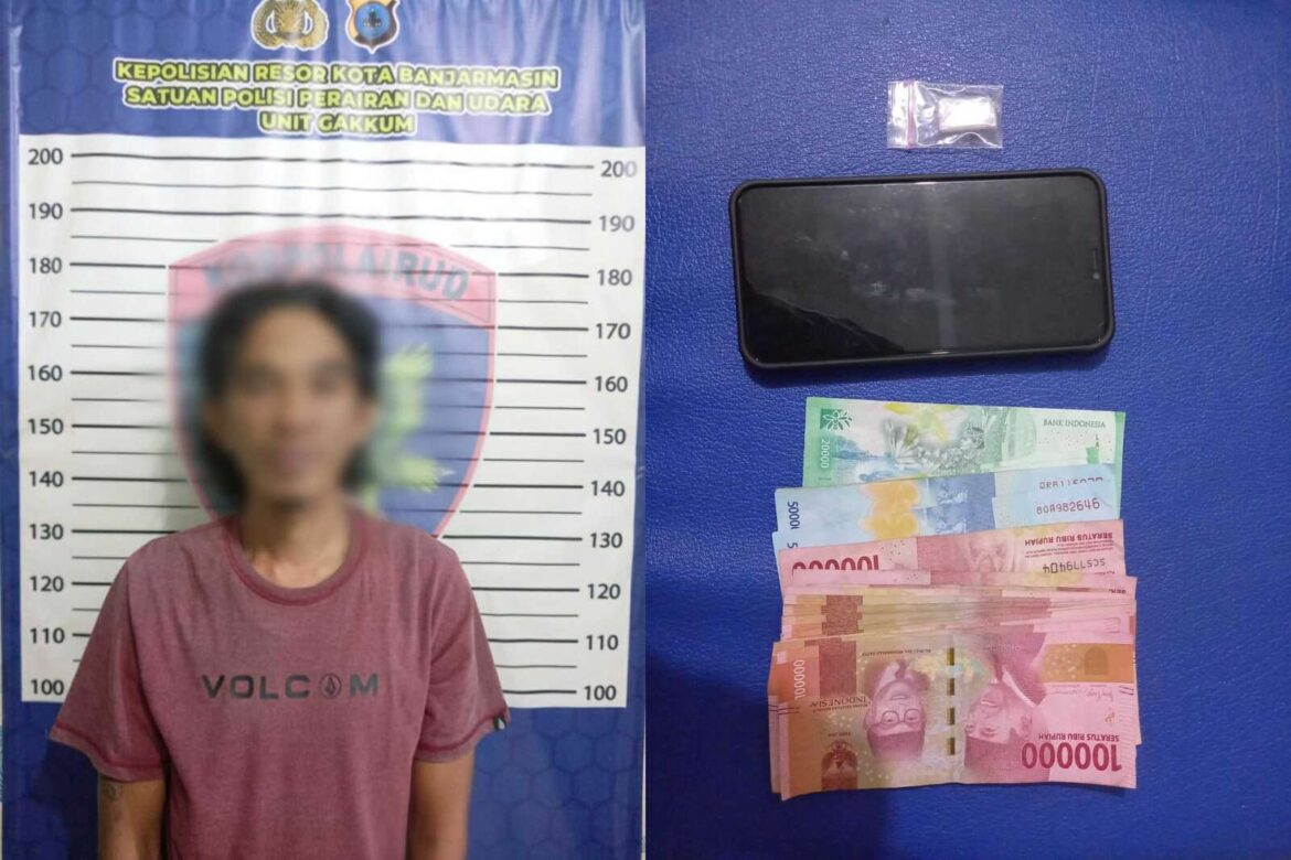 PELAKU NARKOBA-Pria berinisial HS alias AC ini diringkus Satpolair Polresta Banjarmsin, karena kedapatan usai transaksi Sabu-sabu, Kamis (25/5/2023) pagi. (foto:ist)