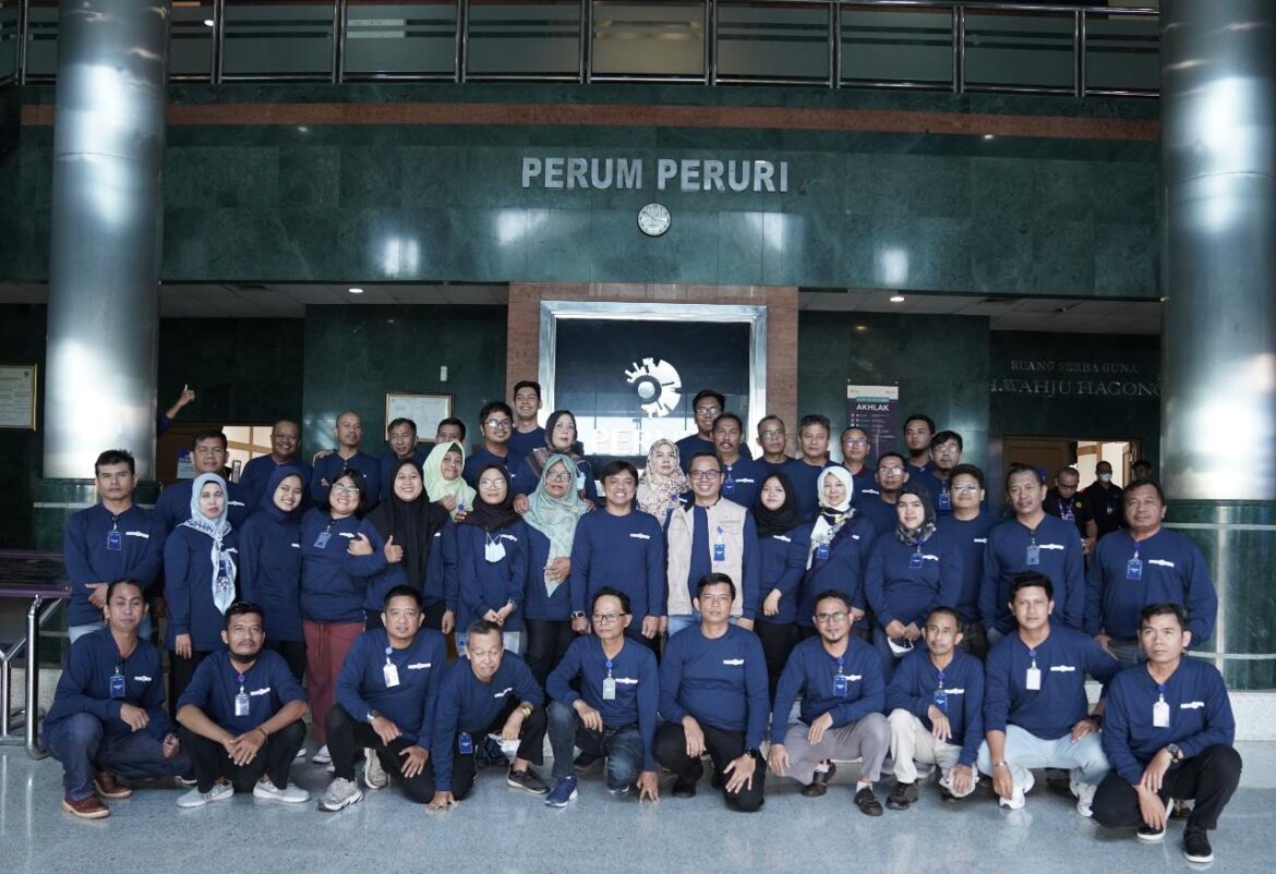 Para Jurnalis Kalsel bersama Bank Indonesia mengunjungi PERUM PERURI untuk menyaksikan proses pembuatan uang rupiah (foto:istimewa)