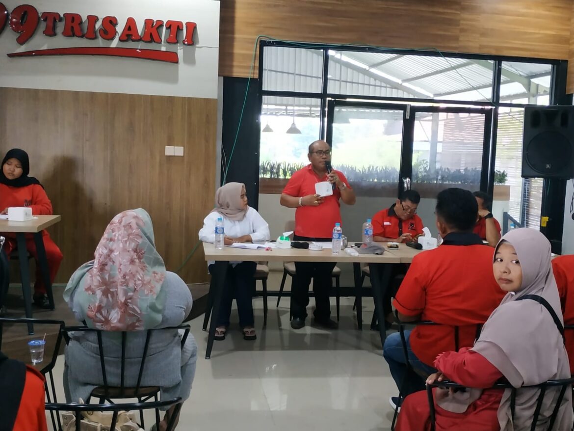 Ketua Bappilu Saut Nathan Samosir saat memberikan paparan kepada para ranting dan anak ranting di Dapil Banjarmasin Barat (foto:istimewa)