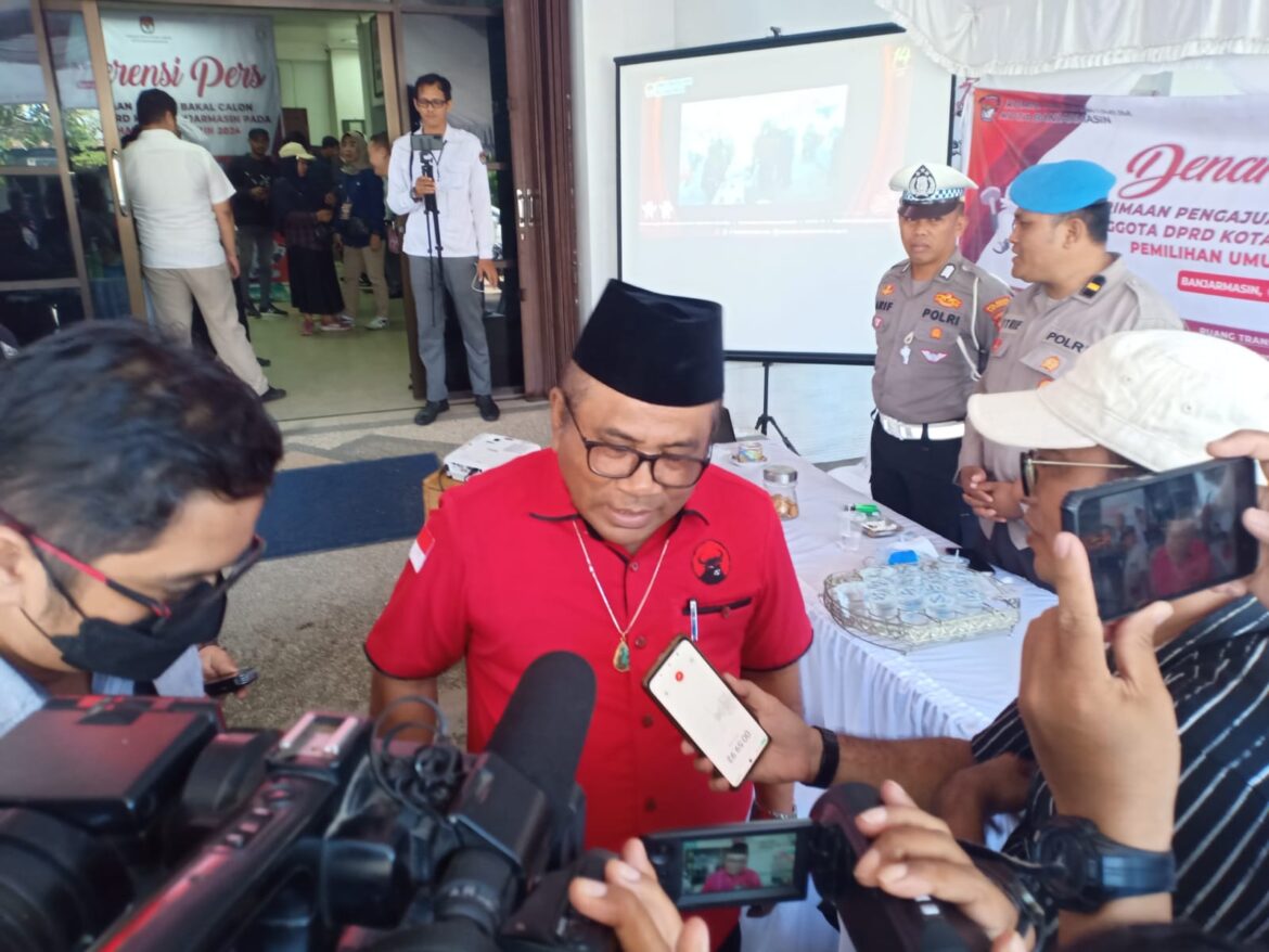 Saut Nathan Samosir saat berada di KPU Kota Banjarmasin (foto:istimewa)