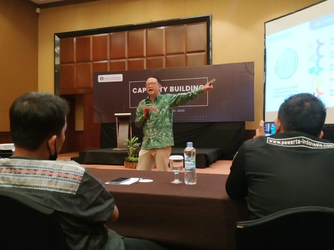 Kepala Perwakilan Bank Indonesia Kalsel Wahyu Pratomo saat membuka Capacity Building Jurnalis menghadirkan pemateri dari Tempo Institute (foto:istimewa)