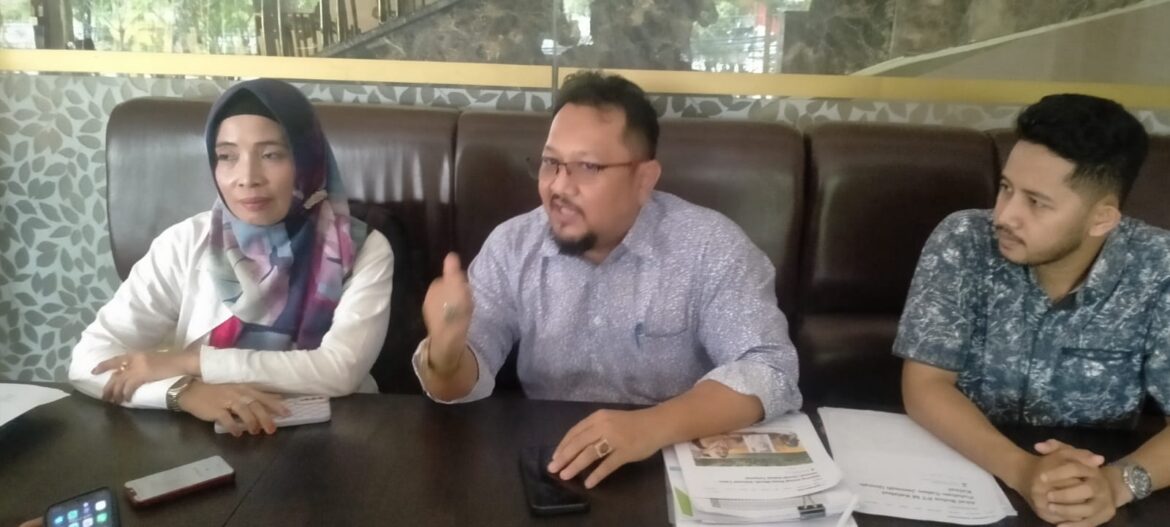 Kuasa hukum PT Mutiara Habibi Berkah (MHB), Krisna Dewa saat menggelar press release didampingi salah satu kordinator jemaah Norsidah (Foto Mercy)
