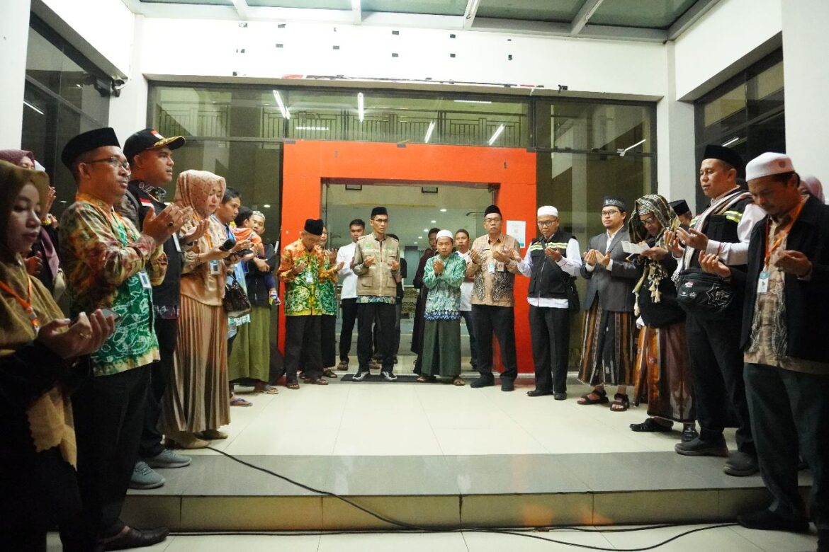 Bupati HST H Aulia Oktafiandi bersama jemaah calon haji Kloter 14 panjatkan doa sebelum dilepas keberangkatan mereka ke Tanah Suci Mekkah.(foto : yufanata/brt)