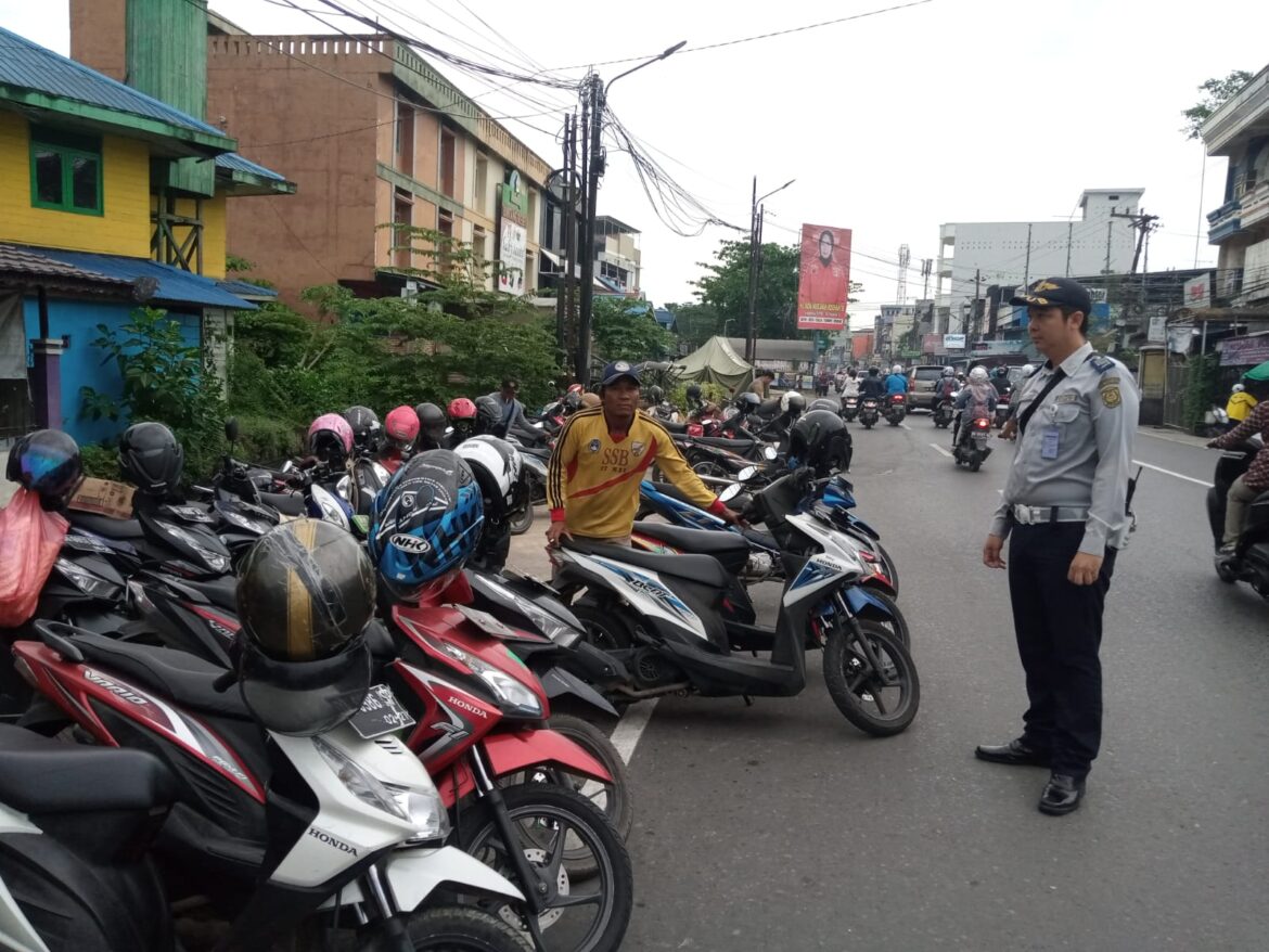 Petugas Dishub Kota Banjarmasin sedang patroli ke beberapa titik parkir di Kota Banjarmasin.