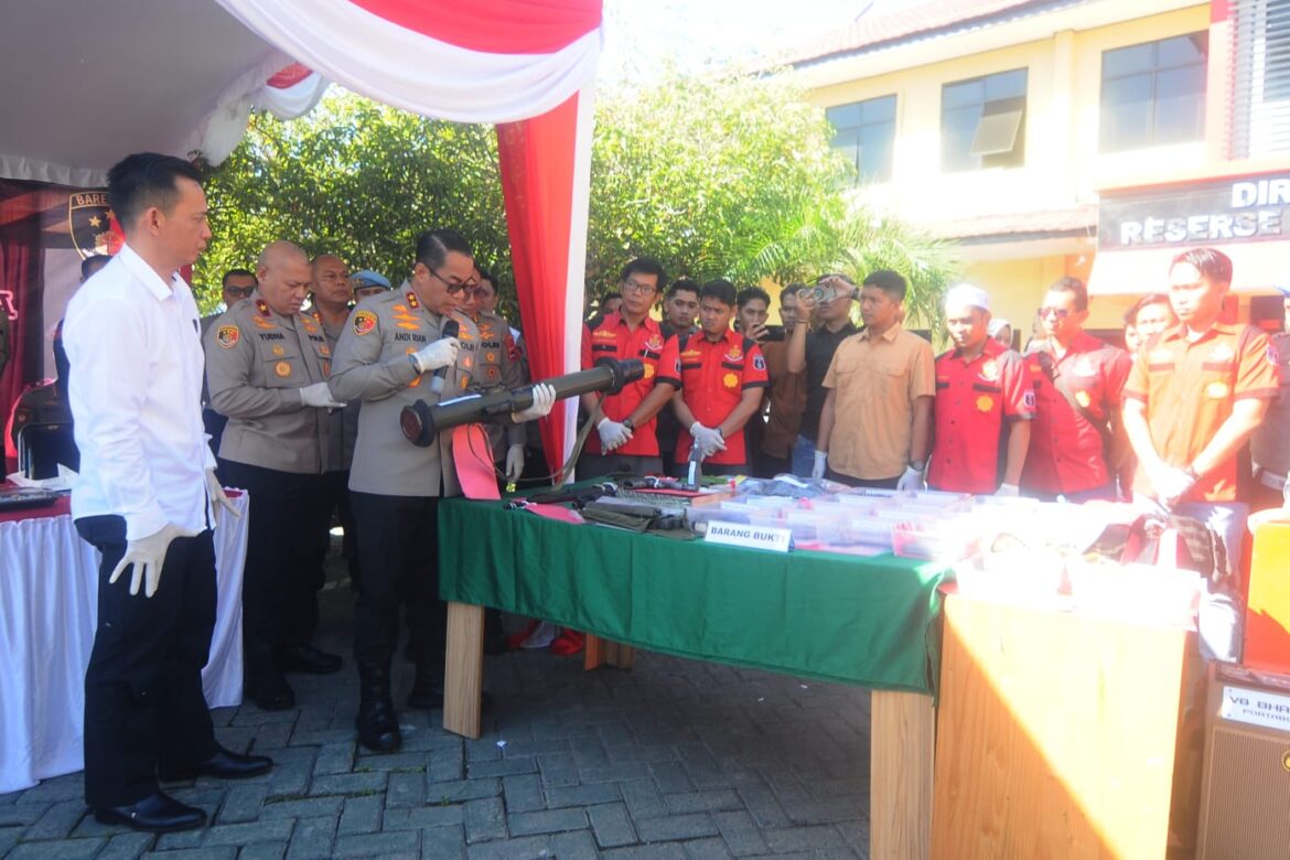 Kapolda Kalsel Irjen Pol Andi Rian R Djajadi dan jajaran menggelar press release pengungkapan kasus senpi dan ribuan amunisi tak terdaftar. (Iman Satria)