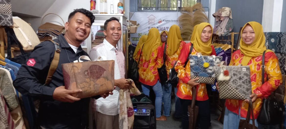 Pengrajin Terus Kembangkan Sasirangan Khas Desa Budi Mulya