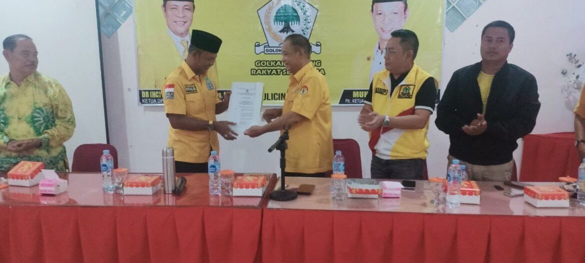 Muhammad Yani Helmi saat menerima SK sebagai Plt Ketua DPD Partai Golkar Kabupaten Tanbu dari Wakil Ketua Bidang Pemenangan Pemilu (Bappilu) DPD Partai Golkar Provinsi Kalsel H Puar Junaidi.(foto : ist)