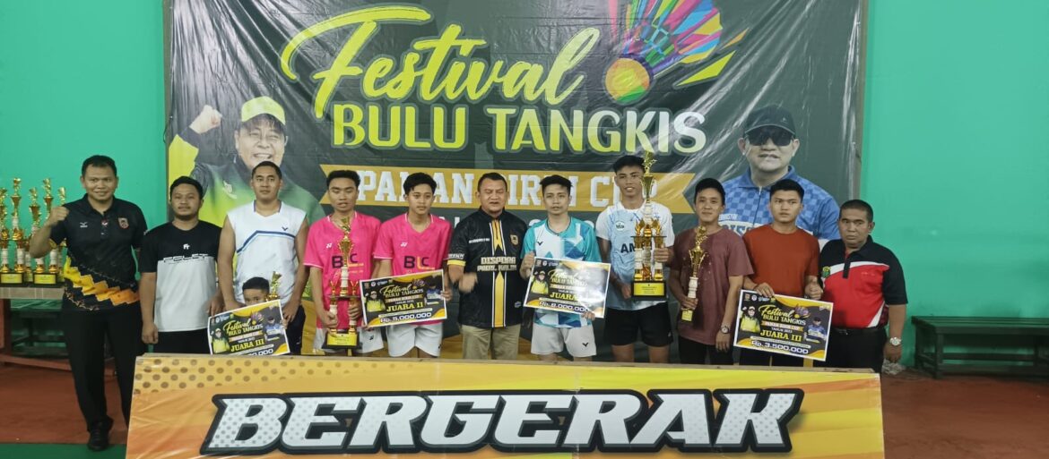 Mewakili Gubernur Kalsel H Sahbirin Noor, Kadispora Kalsel Hermansyah menyerahkan piala dan hadiah kepada pemenang Festival Bulutangkis Paman Birin Cup, Kamis (22/6/2023) di Gedung Jamrud Banjarmasin. (foto: Tolah/brt)