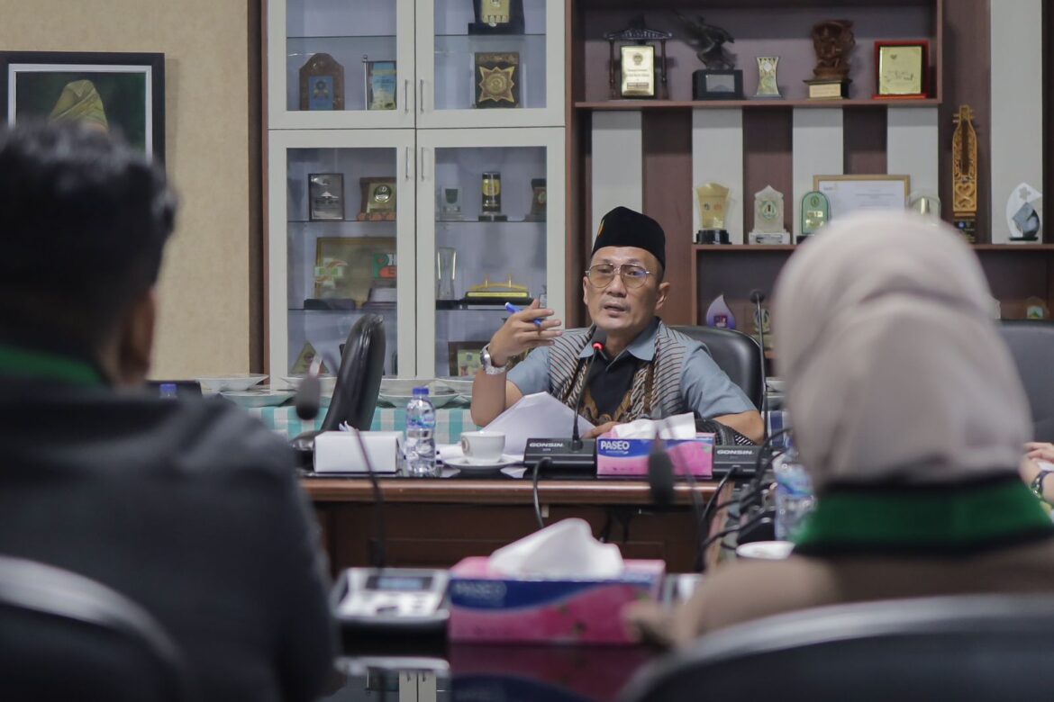 Ketua Komisi IV DPRD Provinsi Kalsel HM Lutfi Syaifuddin, S.Sos bersama anggota saat menerima audensi HMI Kalselteng.(foto : humasdprdkalsel)