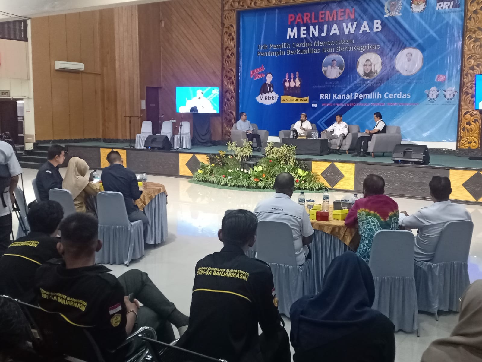 pembicara Dr Jamaludin Dosen FISIP ULM, H Suwanto KPU Kalsel, Wakil Ketua DPRD Kalsel Muhammad Syaripuddin (foto:baritopost)