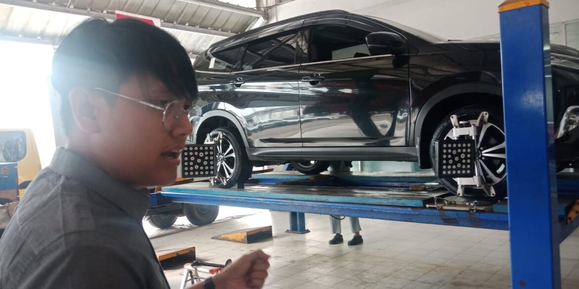 Kepala Bengkel Astra Daihatsu Banjarmasin, Rinaldy memaparkan keberadaan bengkel milik Astra Daihatsu Banjarmasin (foto:ist)