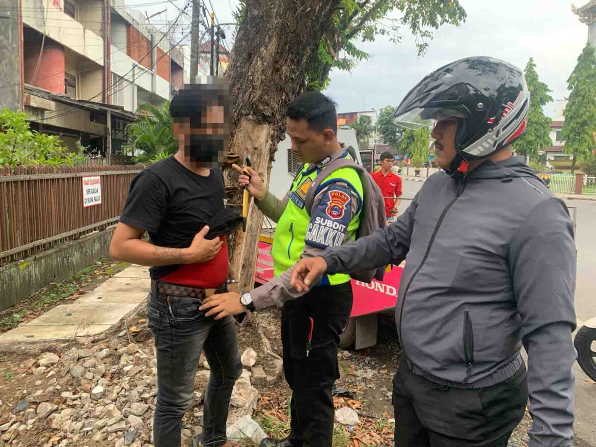 SIMPAN SAJAM - karena menyimpan sajam pria berinisial BR ini ditangkap di Jalan H Anang Adenansi Banjarmasin, Rabu (14/6/2023) pagi. (foto:ist)
