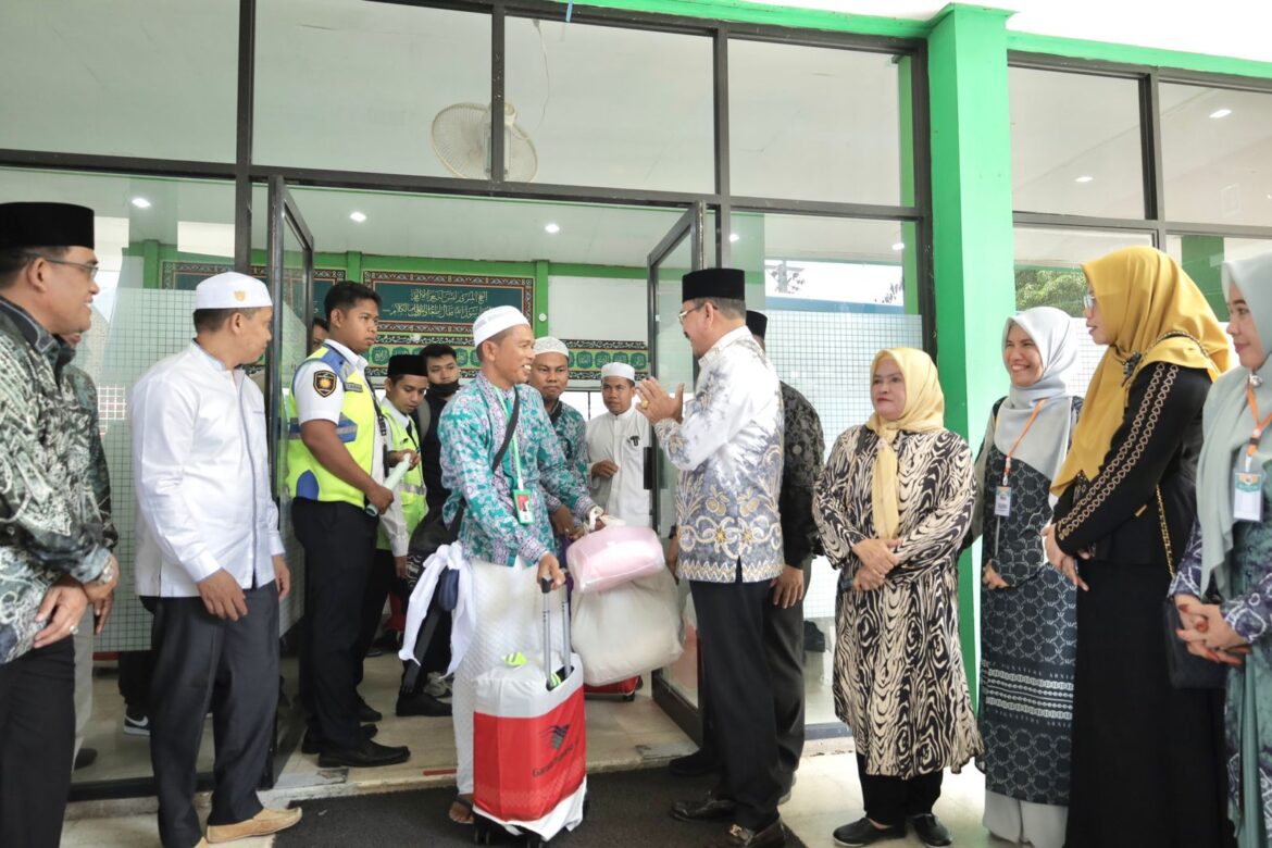 Ketua DPRD Provinsi Kalsel DR (HC) H Supian HK, SH, MH didampingi isteri dan anggota DPRD Provinsi Kalsel H Sahrujani saat melepas keberangkatan CJH asal Kabupaten HSU di Asrama Haji Embarkasi Banjarmasin di Banjarbaru.(foto : humasdprdkalsel)