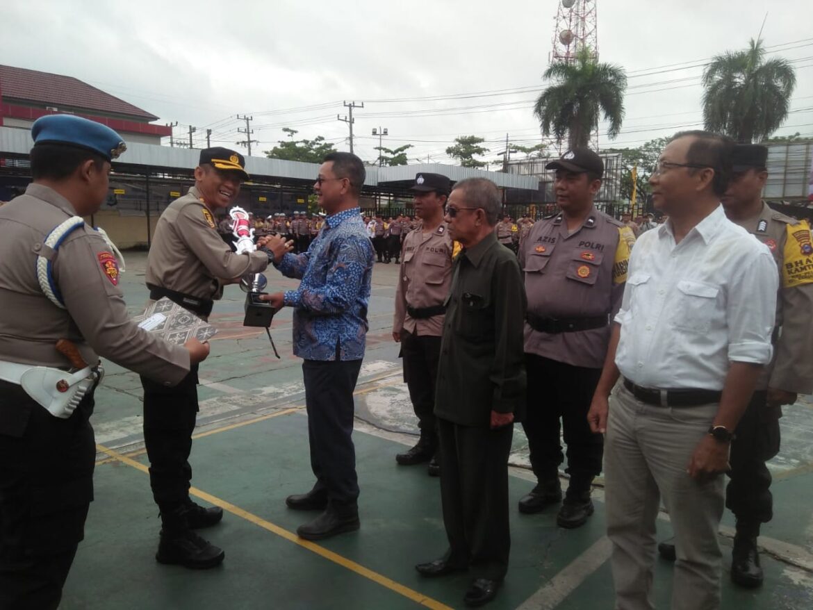 SERAHKAN PIALA - Kapolresta Banjarmasin Kombes Pol Sabana Atmojo Martosumito saat menyerahkan piala bagi juara Polisi RW kepada ketua RT dan RW, Selasa (20/6/2023) pagi. (foto:sum/brt)