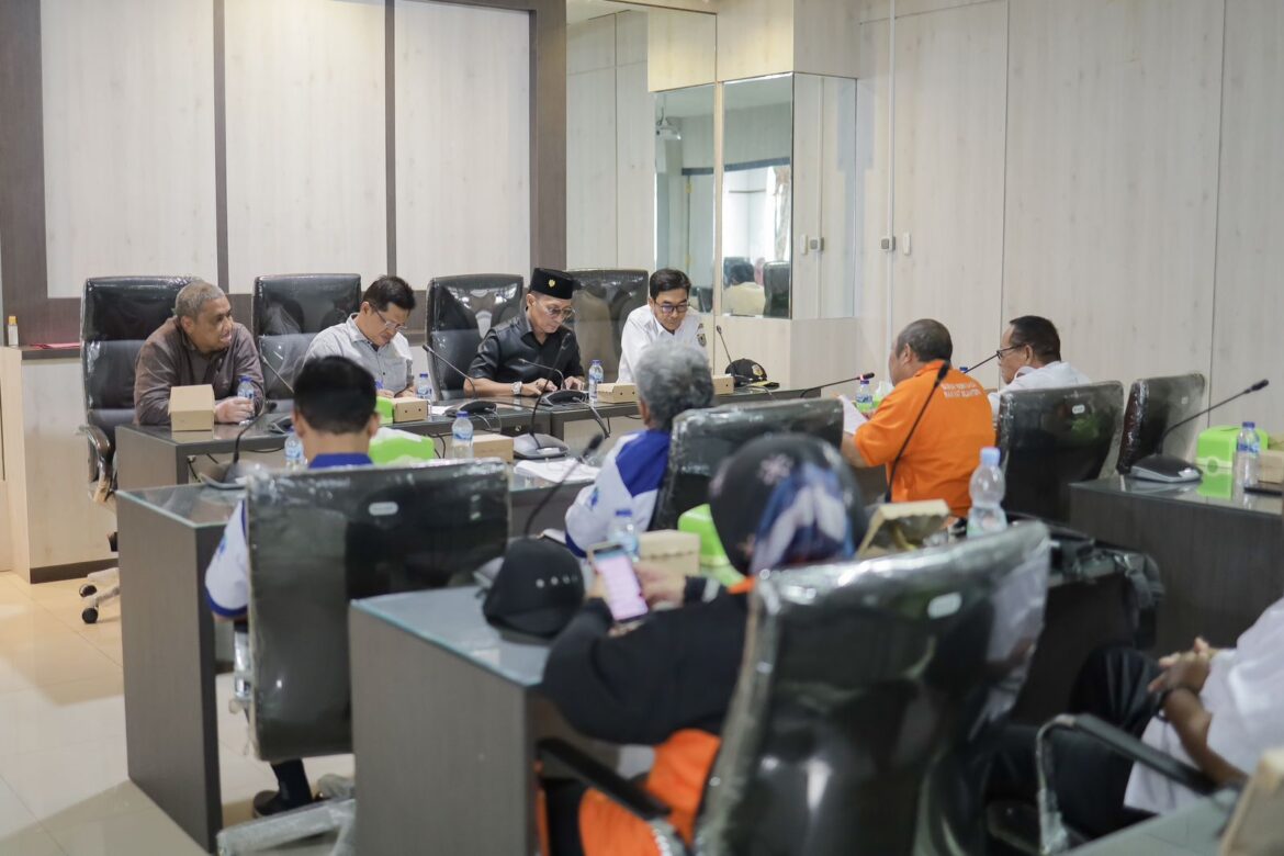 Aksi damai Aliansi PBB Kalsel yang menuntut pencabutan UU Nomor 6 Tahun 2023 tentang Cipta Kerja saat audensi dengan Ketua Komisi IV DPRD Provinsi Kalsel, HM Lutfi Saifuddin dan Kadisnakertrans Kalsel, Irfan Sayuti.(foto : ist)