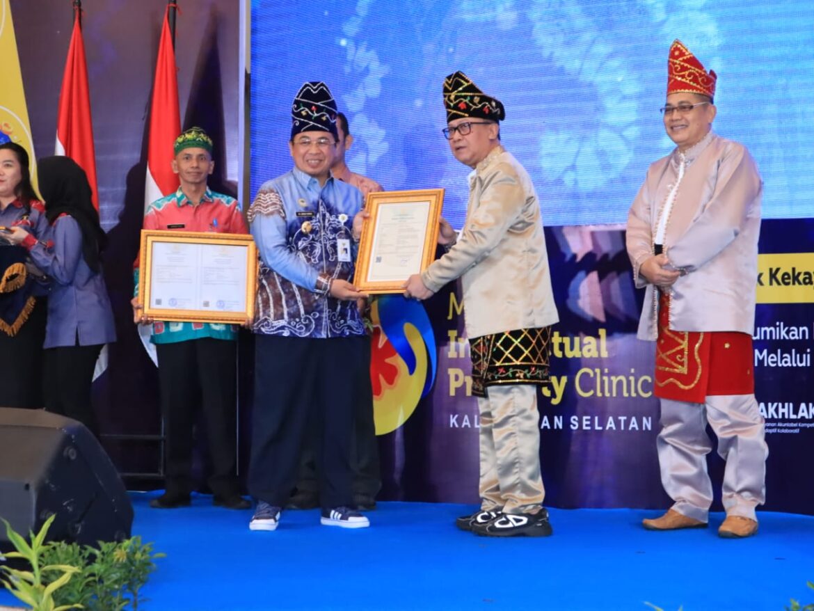 Momentum Wali Kota Banjarmasin menerima sertifikat Hak Cipta atas aplikasi Banjarmasin Pintar oleh Kemenkumham Kalsel.
