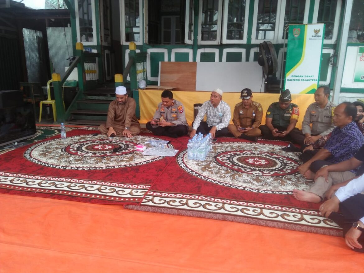 ZOOM MEETING - Habib Faturrahman Bahasyim zuriat atau keturunan dari Habib Hamid Bahasyim di Kubah Basirih di Kelurahan Basirih Banjarmasin Barat, saat mengikuti Zoom Meeting dengan Mabes Polri dalam rangka memberi masukan atau kepedulian Polri terhadap Revitalisasi situs Budaya afau agama, Selasa (20/6/2023) sore. (foto:sum/brt)