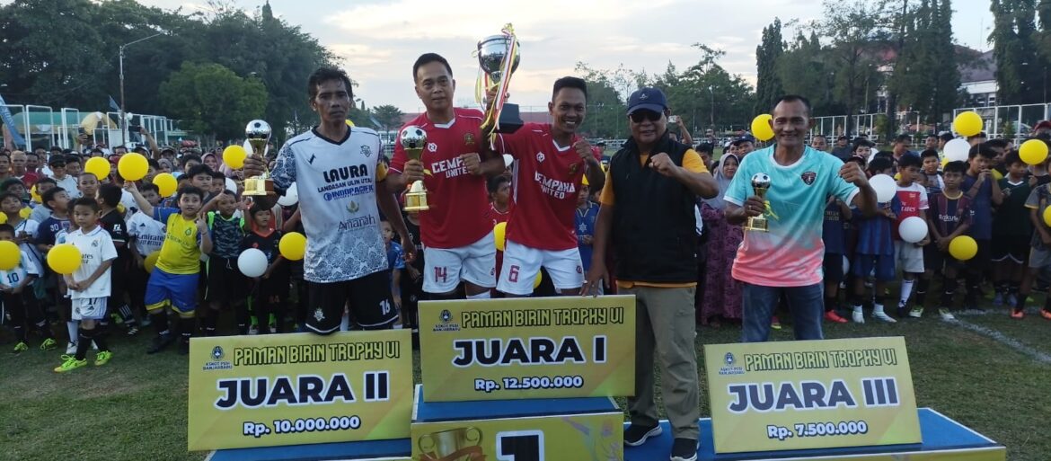 Penyerahan Tropy Paman Birin pada turnamen sepakbola U-40 antar Kelurahan Banjarbaru VI 2023, Rabu (7/6/2023) di Lapangan Murjani Banjarbaru. (foto: Tolah/brt)
