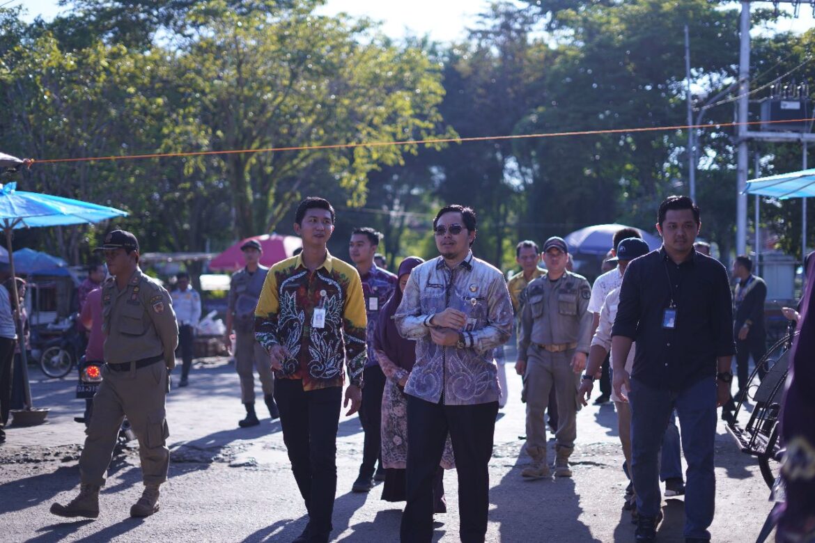 Bupati HST H Aulia Oktafiandi pimpin langsung sidak ke Pasar Keramat Barabai untuk memantau ketersedian dan kelancaran pasokan pangan pokok menjelang Idul Adha 1444 Hijriyah.(foto : yufanata/brt)