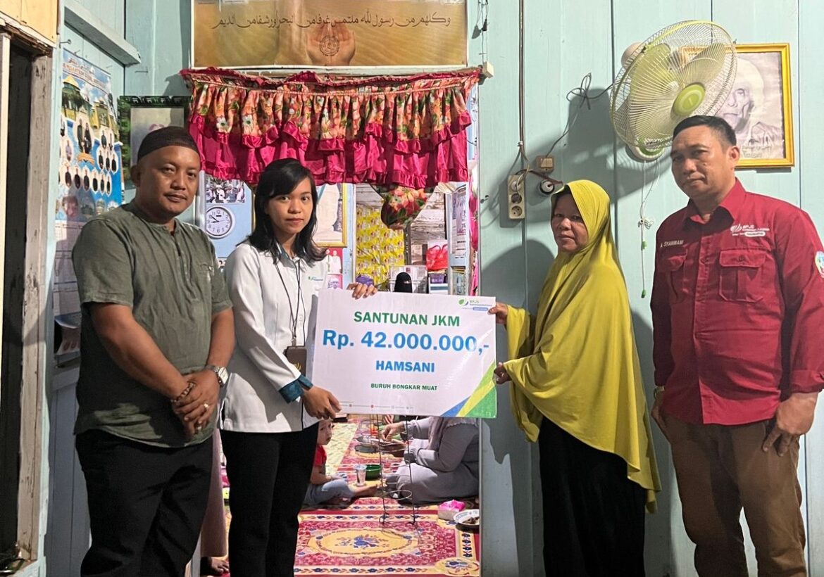 Penyerahan santunan JKM diserahkan secara simbolis dari Yunglinna Ria selaku Account Representative Khusus BPJS Ketenagakerjaan Batulicin bersama Kepala Agen PERISAI Akhmad Syahwani di kediaman almarhum Hamsani di Desa Bersujud Batulicin, Senin (19/6/2023). (foto : ist)