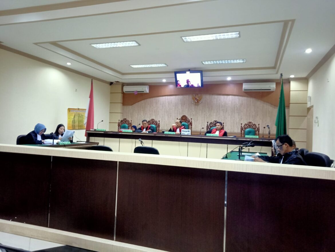 Nampak para terdakwa perkara pembebasan lahan Proyek Bendungan di Kabupaten Tapin mengikuti sidang secara virtual.